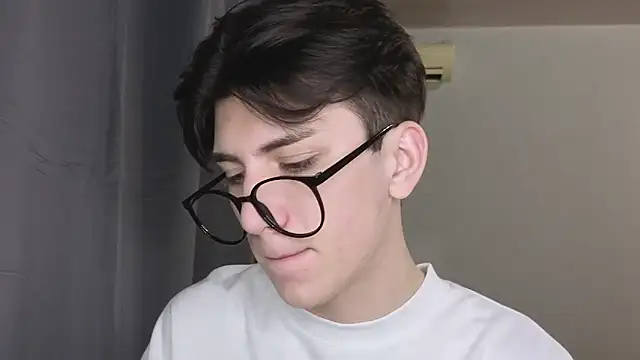 Snapshot of Oliver_star_boy_ chatting on 17, 11, 2025 Oliver star boy online show from 17, 11, 2025