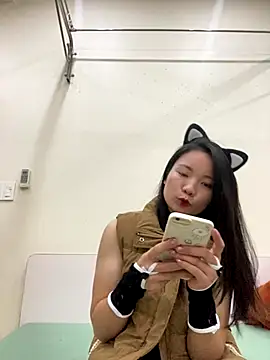 Bee Yellow00 online show from 28, 11, 2025