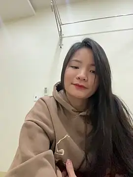 Bee Yellow00 online show from 6, 1, 2026