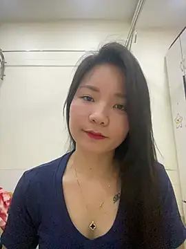 Bee Yellow00 online show from 30, 3, 2026