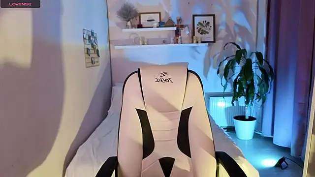 Snapshot of PollyRouge__ chatting on 22, 11, 2025 PollyRouge online show from 22, 11, 2025