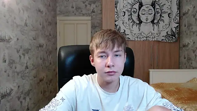 Snapshot of R__G__ chatting on 25, 10, 2025 R  G   online show from 25, 10, 2025