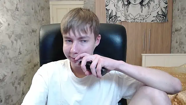 Snapshot of R__G__ chatting on 26, 10, 2025 R  G   online show from 26, 10, 2025