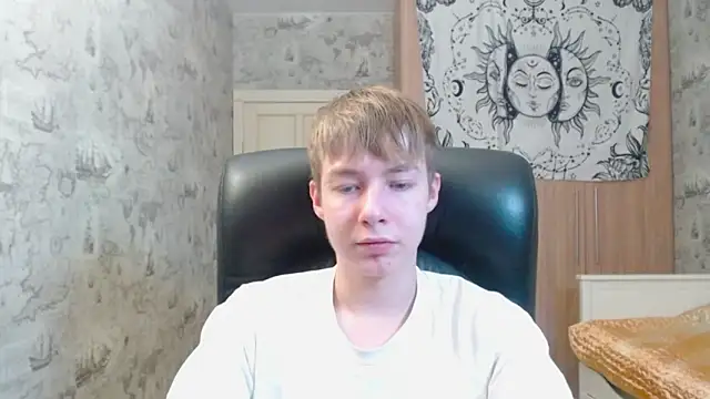 Snapshot of R__G__ chatting on 28, 10, 2025 R  G   online show from 28, 10, 2025