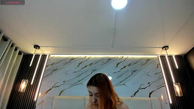 Snapshot of EmilyyRed chatting on 13, 11, 2025 EmilyyRed online show from 13, 11, 2025