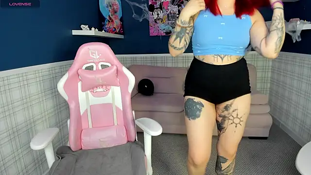 Snapshot of Susie_Reverse chatting on 28, 10, 2025 Susie Reverse online show from 28, 10, 2025