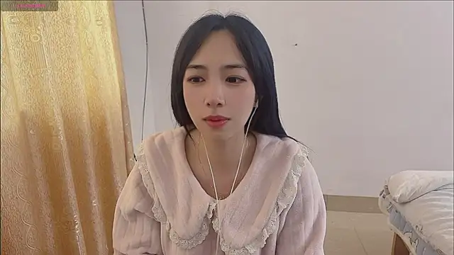 Snapshot of by-Hannah chatting on 13, 11, 2025 by-Hannah online show from 13, 11, 2025