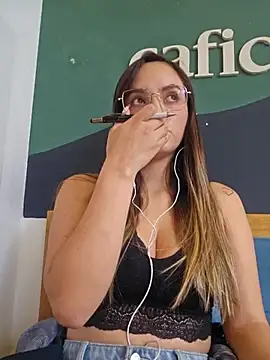 Snapshot of sophie-06 chatting on 8, 11, 2025 sophie-06 online show from 8, 11, 2025