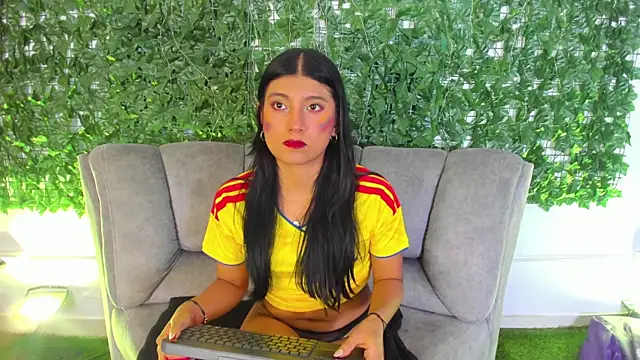 YeseniaRodriguez3 online show from 7, 7, 2026