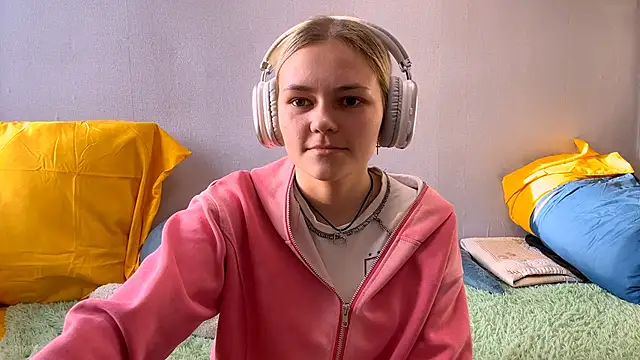 Snapshot of ChristineWest chatting on 1, 11, 2025 ChristineWest online show from 1, 11, 2025