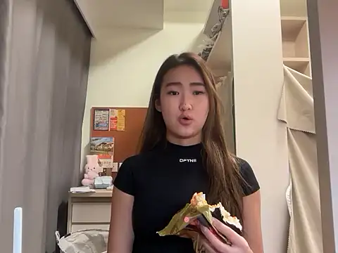 Snapshot of AlishaCheng chatting on 20, 12, 2025 AlishaCheng online show from 20, 12, 2025