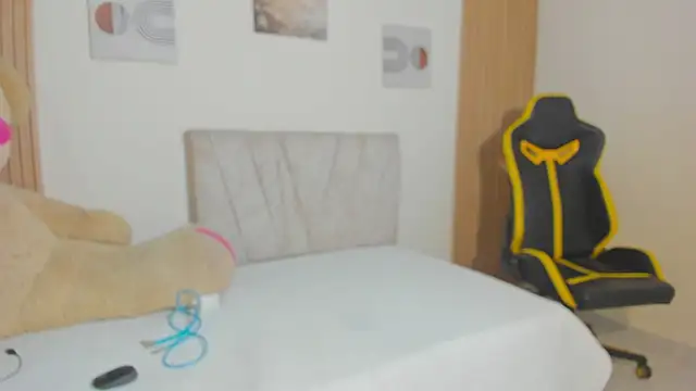 Snapshot of little_emiily_ chatting on 20, 11, 2025 little emiily online show from 20, 11, 2025