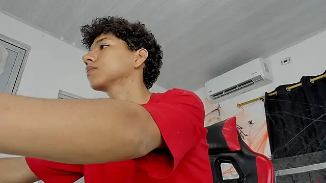 Snapshot of Maximiliano_Khalil chatting on 2, 11, 2025 Maximiliano Khalil online show from 2, 11, 2025