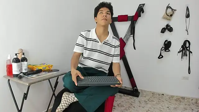 Snapshot of Maximiliano_Khalil chatting on 28, 11, 2025 Maximiliano Khalil online show from 28, 11, 2025