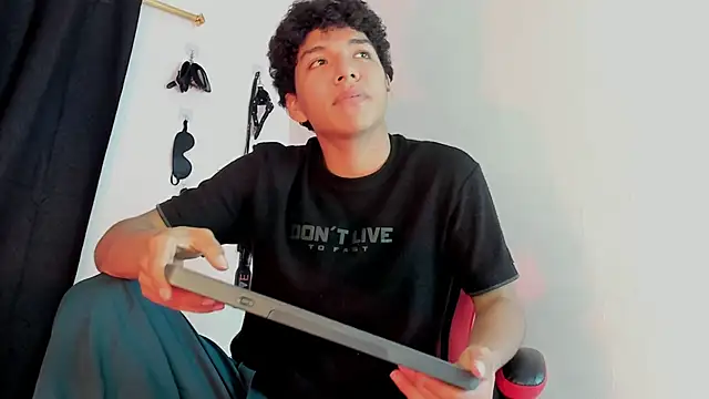 Snapshot of Maximiliano_Khalil chatting on 5, 12, 2025 Maximiliano Khalil online show from 5, 12, 2025