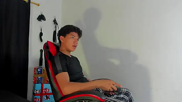 Snapshot of Maximiliano_Khalil chatting on 14, 12, 2025 Maximiliano Khalil online show from 14, 12, 2025