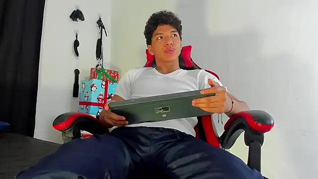 Snapshot of Maximiliano_Khalil chatting on 15, 12, 2025 Maximiliano Khalil online show from 15, 12, 2025