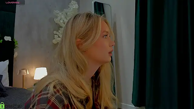 Melanie Ryer online show from 22, 11, 2025