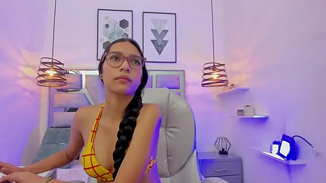 Snapshot of laura_stuar chatting on 31, 10, 2025 laura stuar online show from 31, 10, 2025