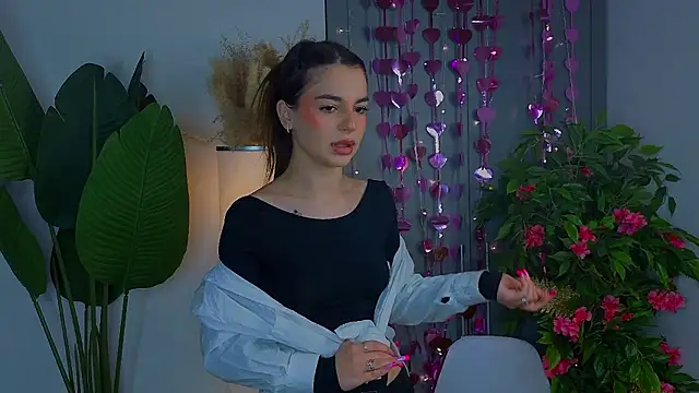 Snapshot of LauraHansil chatting on 7, 3, 2026 LauraHansil online show from 7, 3, 2026