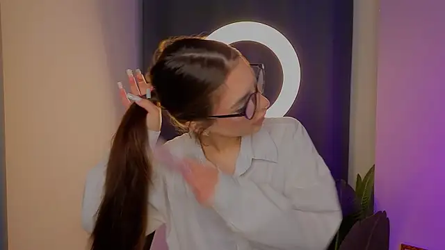 Snapshot of LauraHansil chatting on 15, 4, 2026 LauraHansil online show from 15, 4, 2026