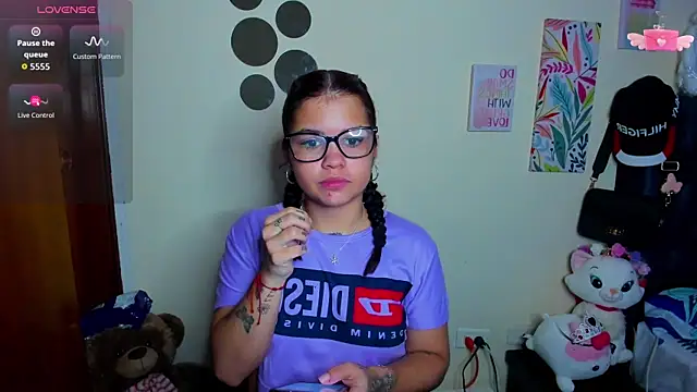 Snapshot of Emma_boo chatting on 19, 11, 2025 Emma boo online show from 19, 11, 2025