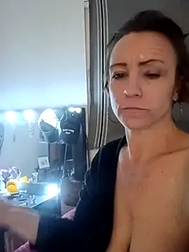 Snapshot of Karebearz1 chatting on 30, 10, 2025 Karebearz1 online show from 30, 10, 2025