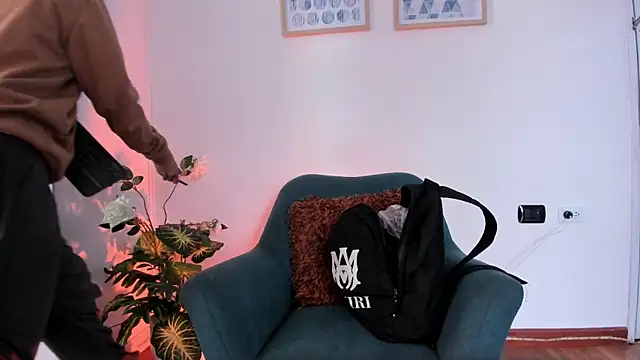 Snapshot of LahanaKimish chatting on 4, 11, 2025 LahanaKimish online show from 4, 11, 2025