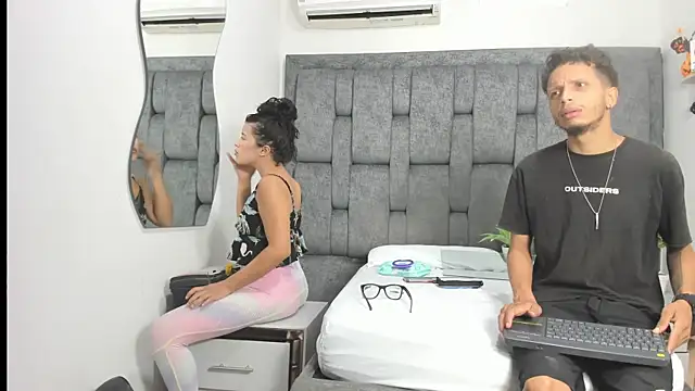 Snapshot of DamianandEva chatting on 21, 11, 2025 DamianandEva online show from 21, 11, 2025