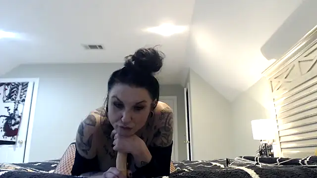 Holyplastic online show from 9, 11, 2025