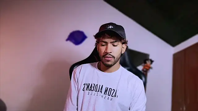 Snapshot of 3v1l chatting on 4, 12, 2025 3v1l online show from 4, 12, 2025