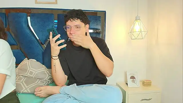 Zoe And Dylan  online show from 25, 2, 2026