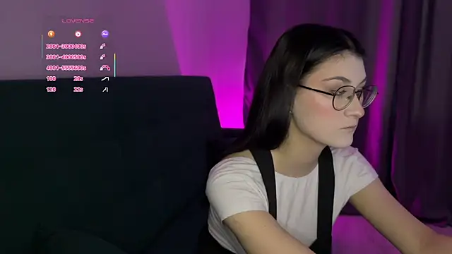 Snapshot of LinnaFairy chatting on 24, 11, 2025 LinnaFairy online show from 24, 11, 2025