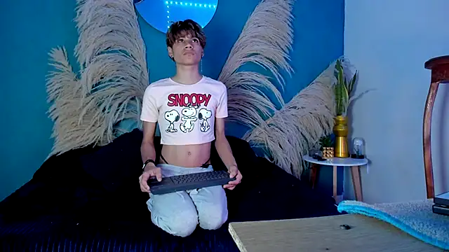 Leo Glow online show from 5, 12, 2025