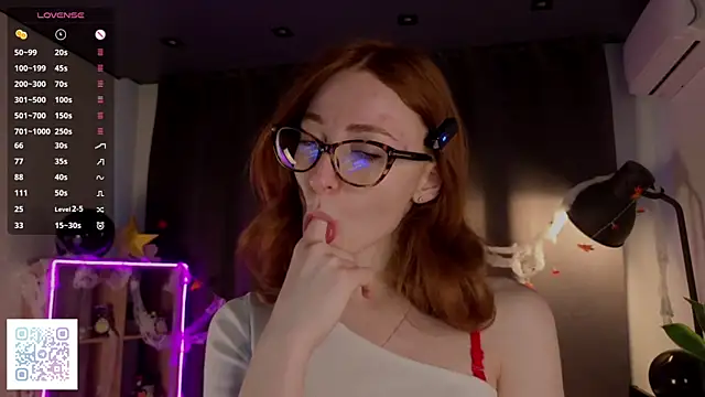 Snapshot of CloraGravel chatting on 3, 11, 2025 CloraGravel online show from 3, 11, 2025