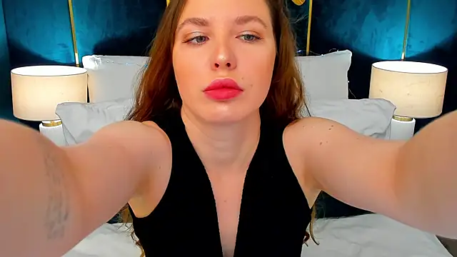 Snapshot of MonaRicci chatting on 7, 7, 2026 MonaRicci online show from 7, 7, 2026