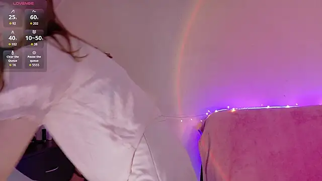 Snapshot of TinyMuse_ chatting on 14, 11, 2025 TinyMuse online show from 14, 11, 2025