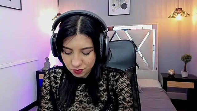 zoe-moreau online show from 13, 4, 2026