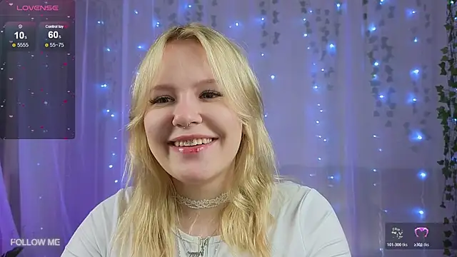 Snapshot of Mila_wxw chatting on 8, 11, 2025 Mila wxw online show from 8, 11, 2025