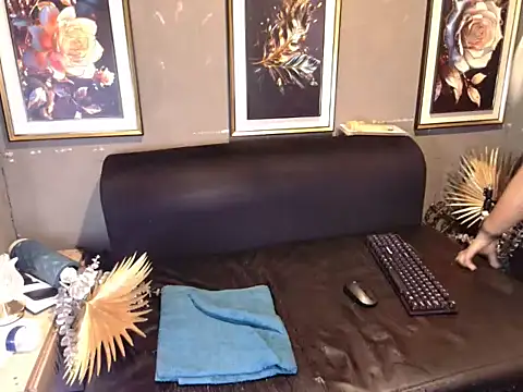 Slipperyebony online show from 26, 11, 2025