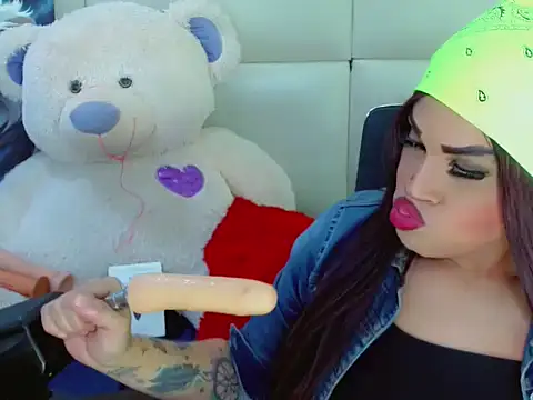 Snapshot of NharaBigCock chatting on 5, 11, 2025 NharaBigCock online show from 5, 11, 2025