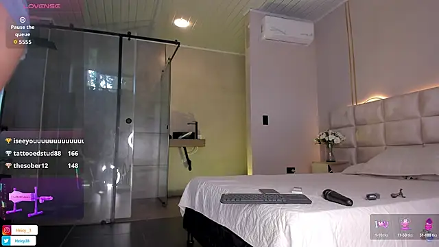 Snapshot of Heicy--01 chatting on 14, 11, 2025 Heicy--01 online show from 14, 11, 2025