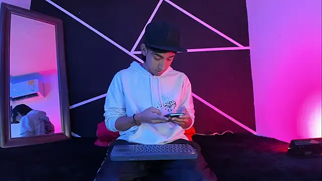 Snapshot of Austin_Santos_ chatting on 8, 11, 2025 Austin Santos online show from 8, 11, 2025