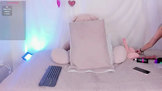 Nyra lux16 online show from 1, 4, 2026