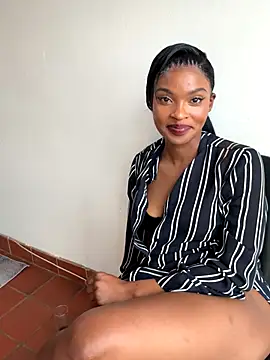 Snapshot of NiaLong21_ chatting on 8, 11, 2025 NiaLong21 online show from 8, 11, 2025