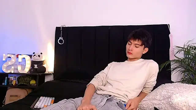 Snapshot of thomasbennett_ chatting on 8, 11, 2025 thomasbennett online show from 8, 11, 2025