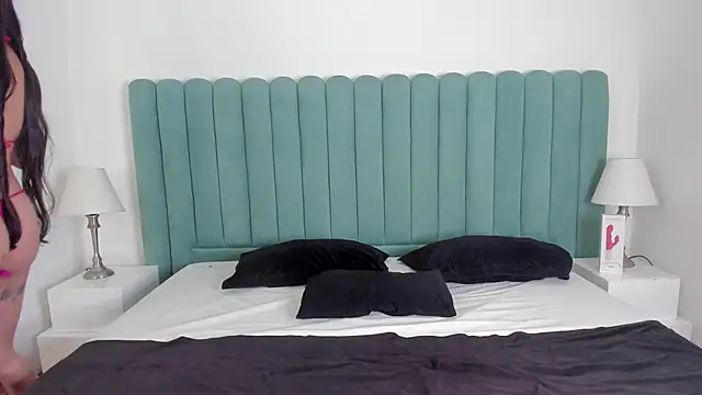 FrancescaSkuirt online show from 12, 11, 2025