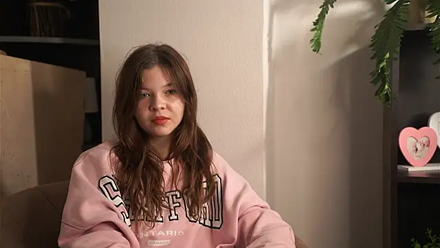 Snapshot of SandiBrucz chatting on 8, 11, 2025 SandiBrucz online show from 8, 11, 2025