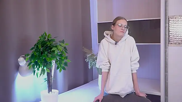 Snapshot of LilianGlenna chatting on 9, 11, 2025 LilianGlenna online show from 9, 11, 2025