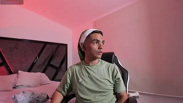 Snapshot of NicoKingg_ chatting on 16, 12, 2025 NicoKingg online show from 16, 12, 2025